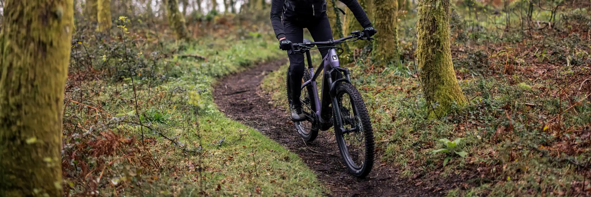 En kvinna cyklar på en el-mountainbike