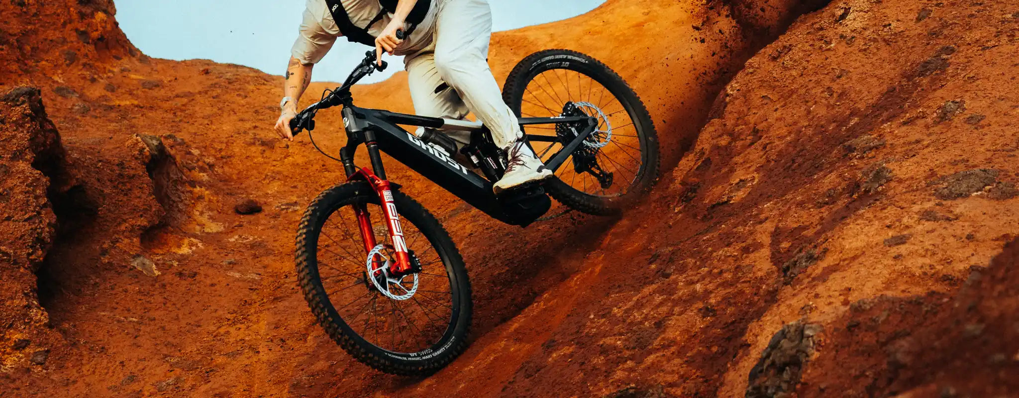 En man cyklar på en heldämpad el-mountainbike