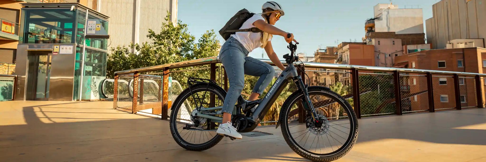 En kvinna cyklar på en elcykel