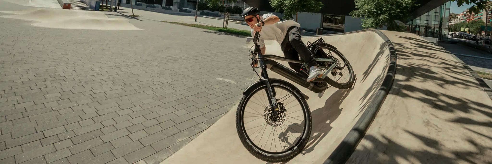En man cyklar på en elcyklel