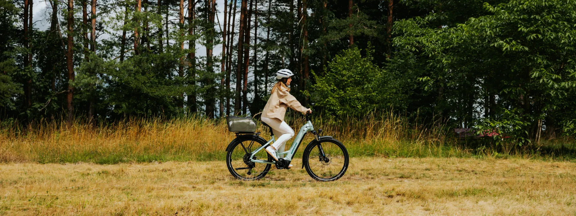Kvinna cyklar med en elcykel hybrid på landsbygden