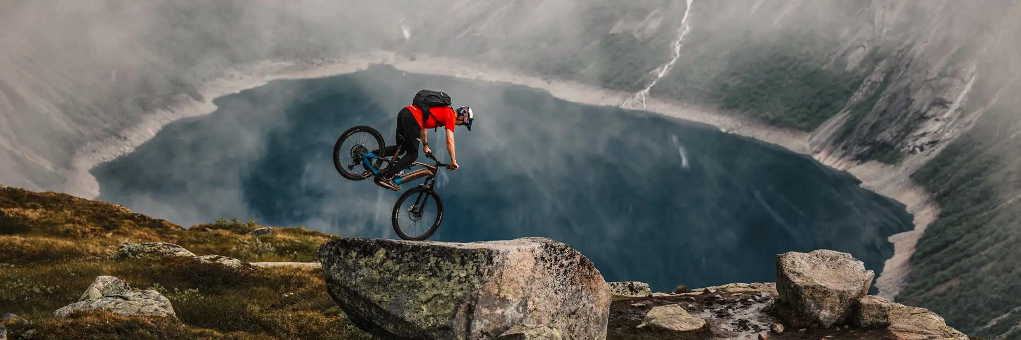 En man cyklar på en el-mountainbike
