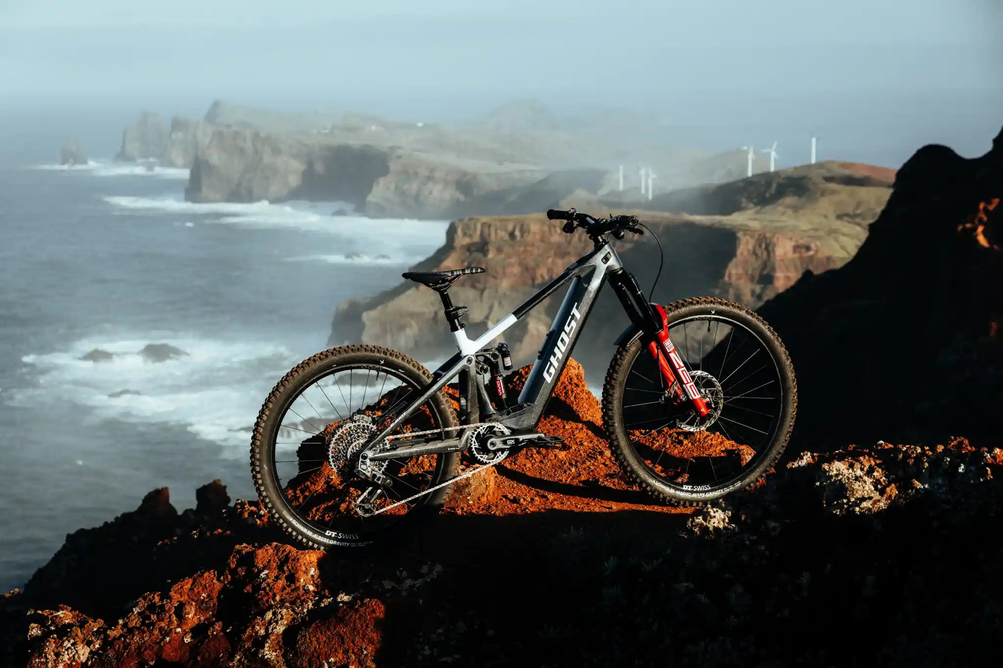 Ghost E-Riot CF Full Party el-mtb I landskapet