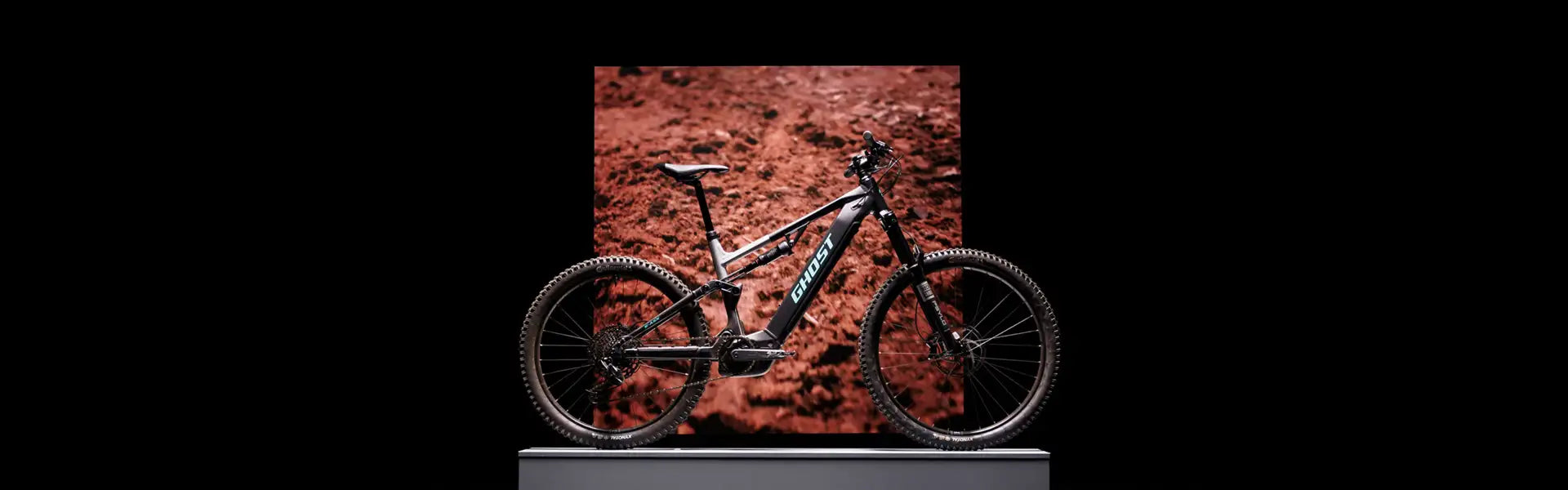 Ghost el-mountainbike på en plattform