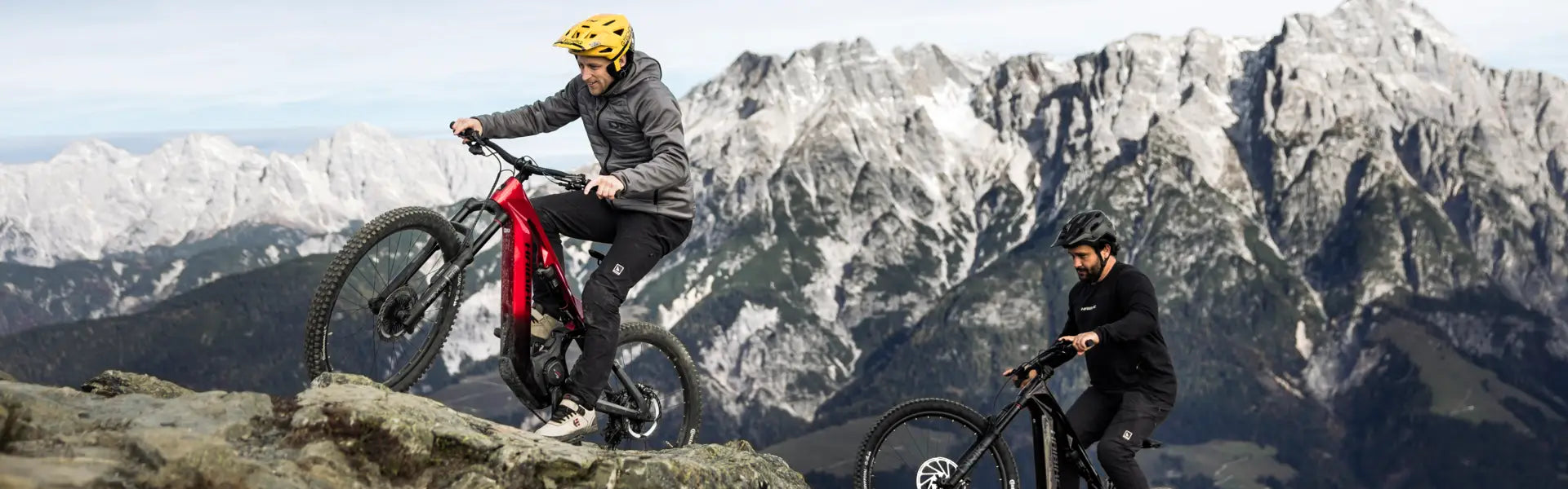 Två män cyklar med Haibike el-mountainbikes