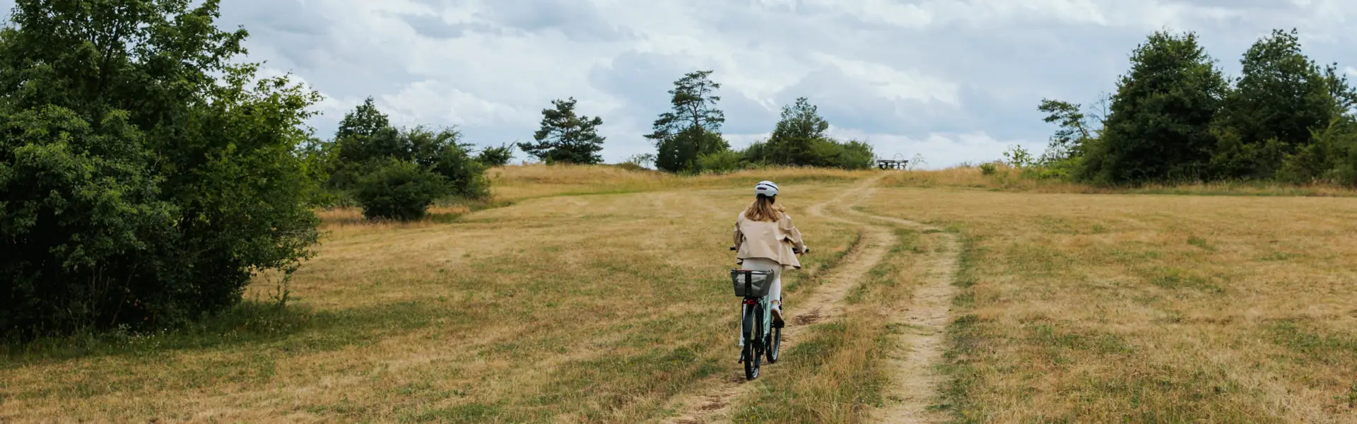Kvinna cyklar med en Winora elcykel på landsbygden